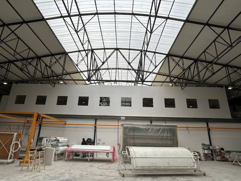 Réalisation de cloison grande hauteur en aluminium avec dalles acoustique à Biot