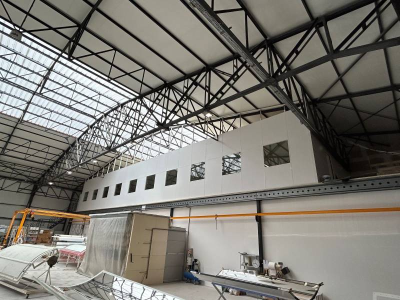 Réalisation de cloison grande hauteur en aluminium avec dalles acoustique à Biot