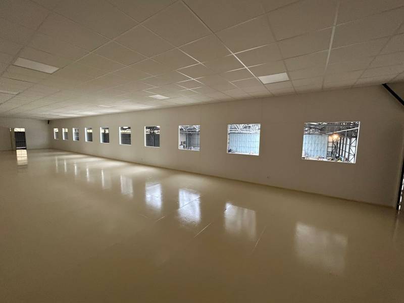 Réalisation de cloison grande hauteur en aluminium avec dalles acoustique à Biot