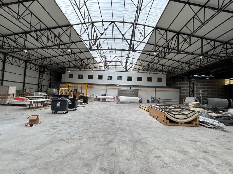 Réalisation de cloison grande hauteur en aluminium avec dalles acoustique à Biot