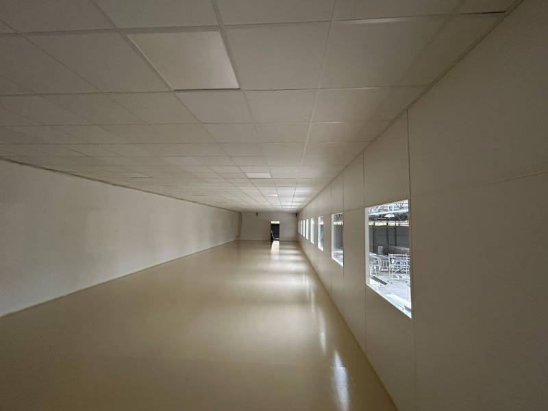 Réalisation de cloison grande hauteur en aluminium avec dalles acoustique à Biot