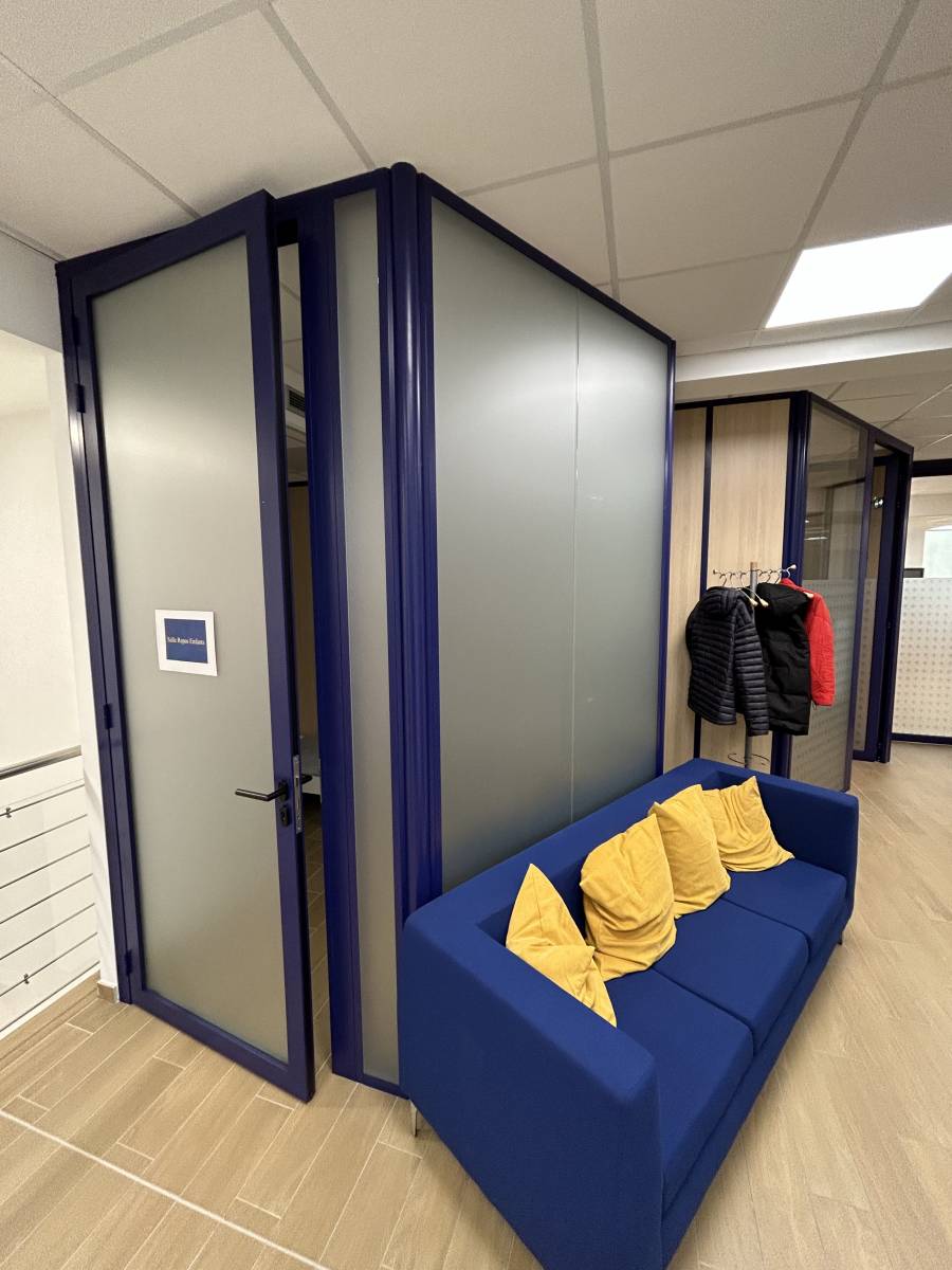 Cloisons amovibles avec des blocs portes acoustiques dans des bureaux à Monaco