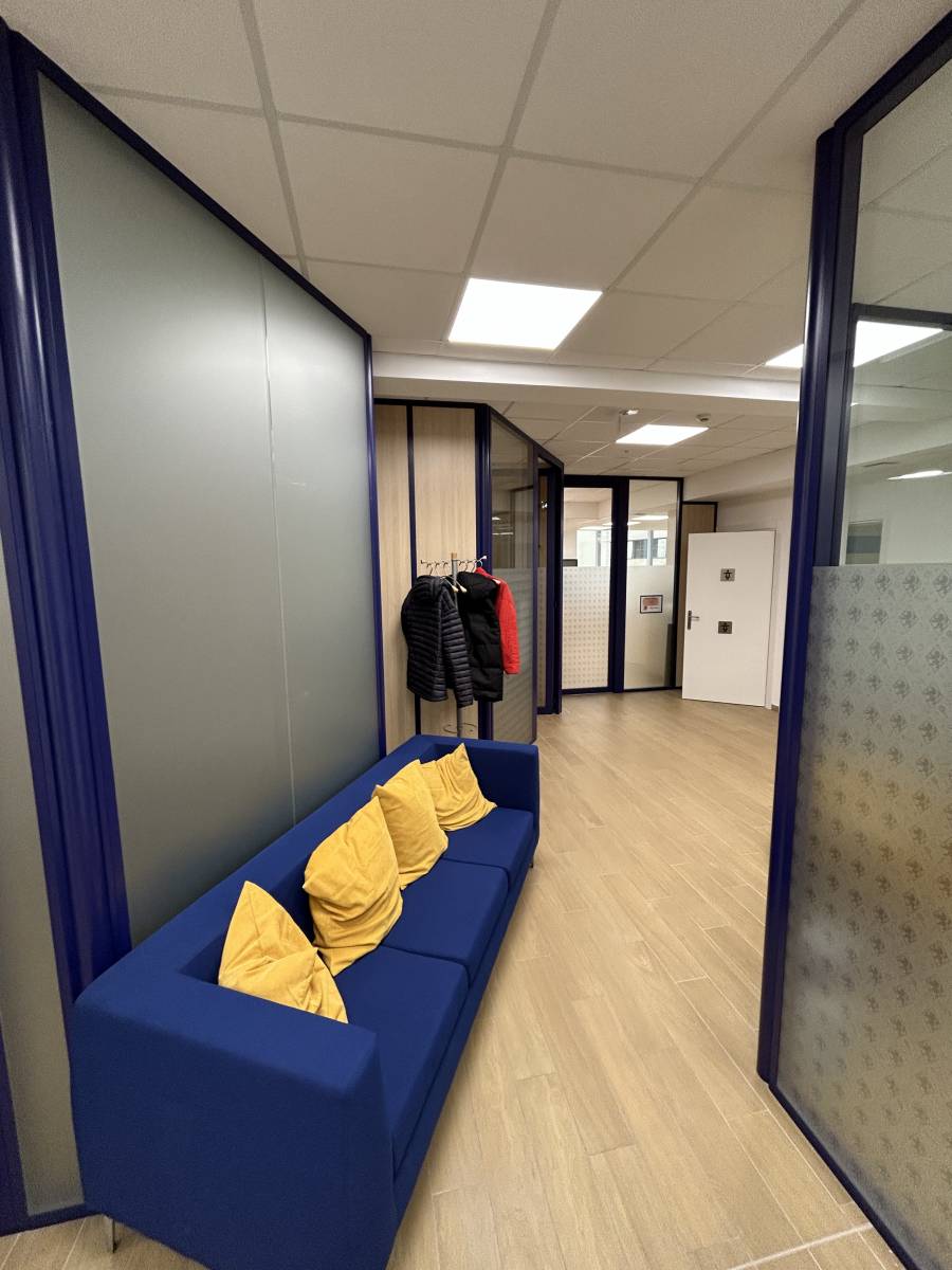 Cloisons amovibles avec des blocs portes acoustiques dans des bureaux à Monaco