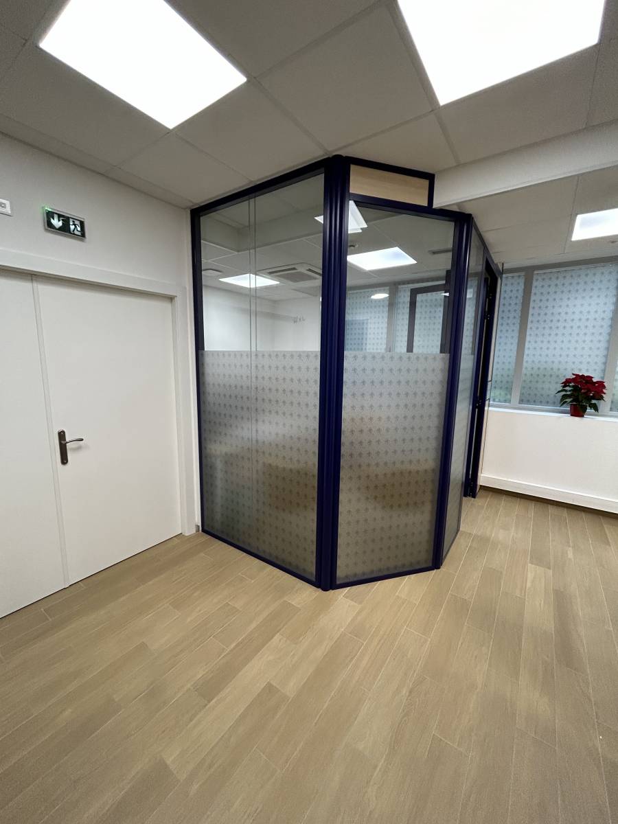 Cloisons amovibles avec des blocs portes acoustiques dans des bureaux à Monaco