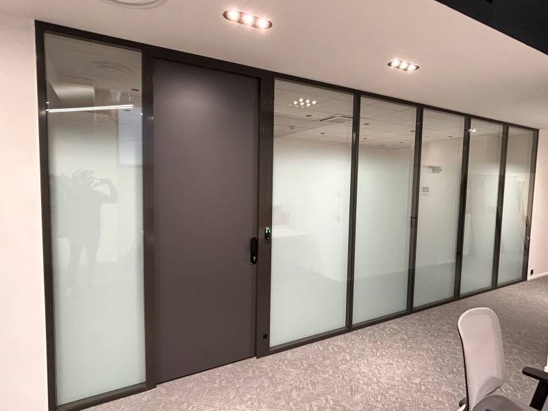 Réalisation de cloison en aluminium double vitrage avec bloc portes tout hauteur et double vitrages acoustique près d'Antibes