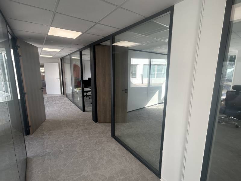 Installation de Cloison modulaire bord à bord avec double vitrage acoustique et porte toute hauteur en bois stratifié à Lyon