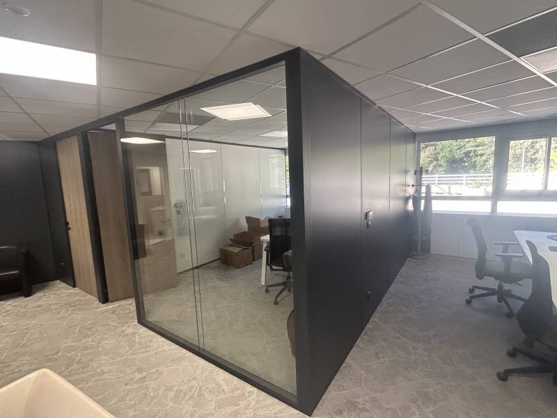 Installation de Cloison modulaire bord à bord avec double vitrage acoustique et porte toute hauteur en bois stratifié à Lyon