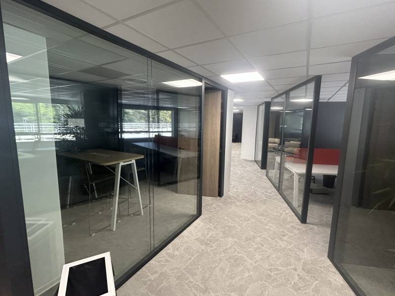 Installation de Cloison modulaire bord à bord avec double vitrage acoustique et porte toute hauteur en bois stratifié à Lyon
