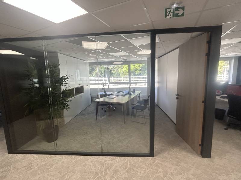 Installation de Cloison modulaire bord à bord avec double vitrage acoustique et porte toute hauteur en bois stratifié à Lyon