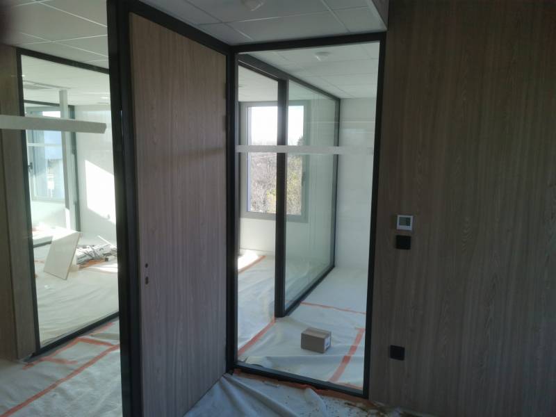 Délimiter les différents espaces autour de la pièce à vivre de votre maison expliqué par Space bat près d'Antibes