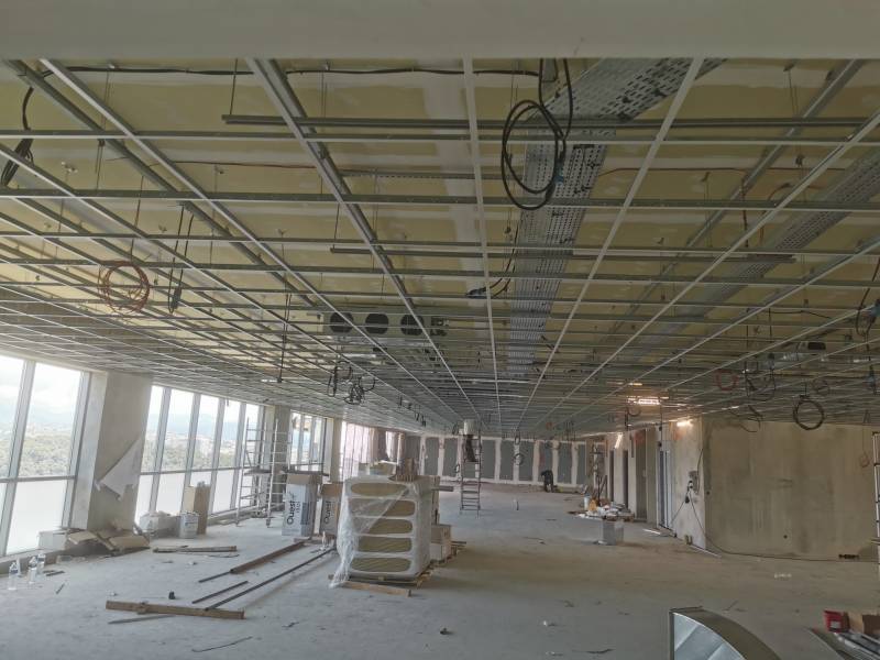 Pose de faux plafond adapté aux open space avec isolation phonique par Space Bat à Sophia Antipolis