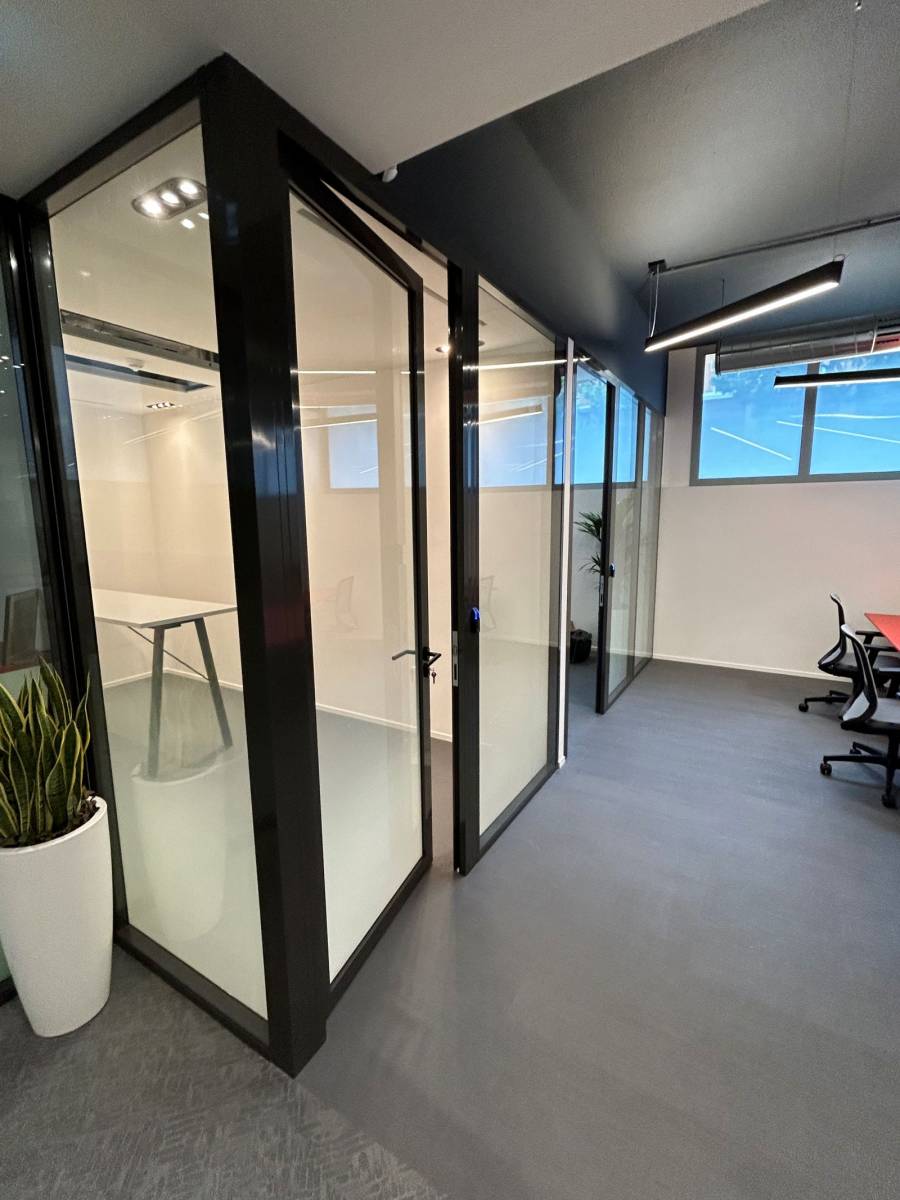 Réalisation de cloison en aluminium double vitrage dans des bureaux à Mougins