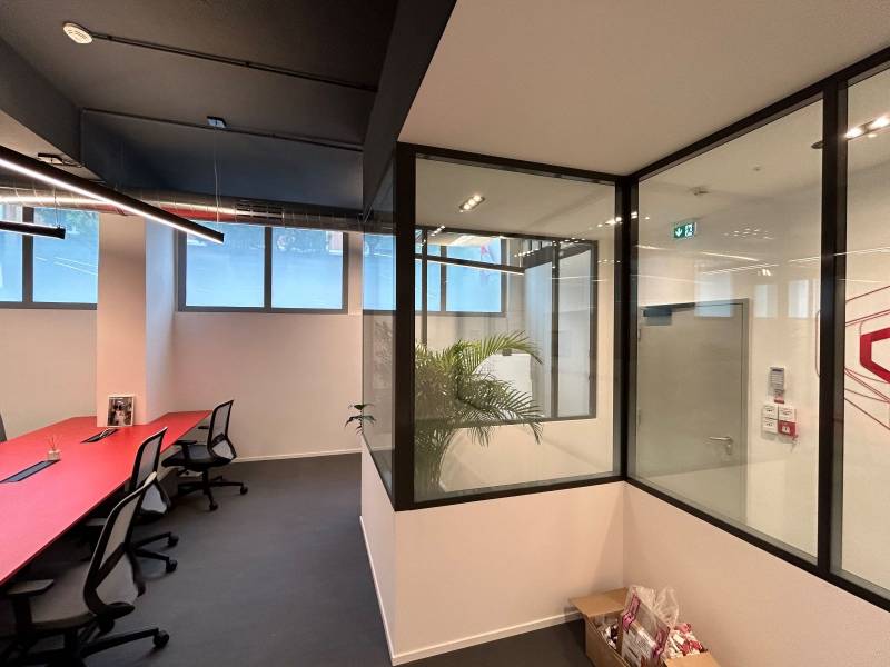Réalisation de cloison en aluminium double vitrage dans des bureaux à Mougins
