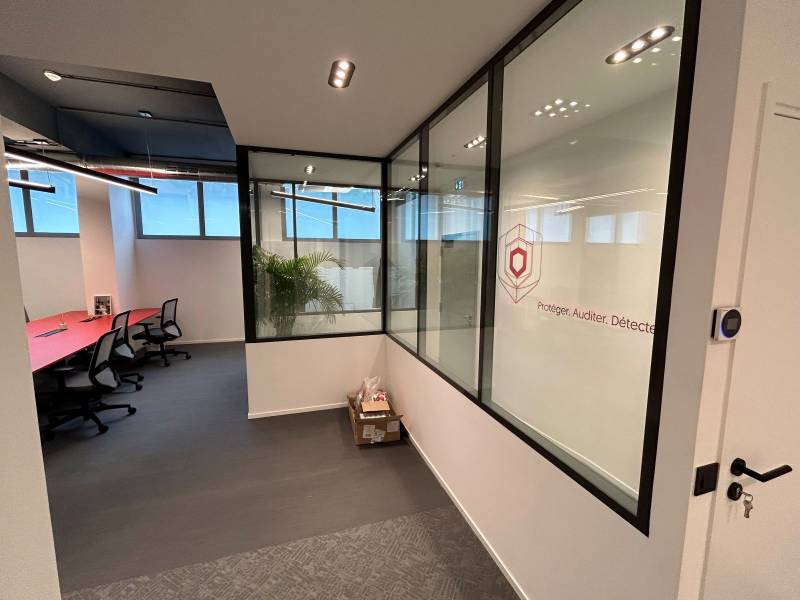 Réalisation de cloison en aluminium double vitrage dans des bureaux à Mougins